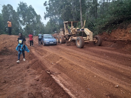 Abaturage ba Murama bihuje mu gusana umuhanda wangijwe n’amakamyo manini