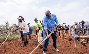Minisitiri w’Intebe yashimiye ab’i Kayonza ubutwari bwo kwisanira umuhanda